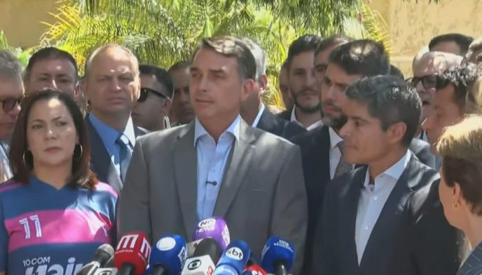 Flavio_Bolsonaro_PL_RJ_fala_a_imprensa_apos_reuniao_com_a_federacao_Uniao_Progressista_Reproducao_SBT_News_effee600bf