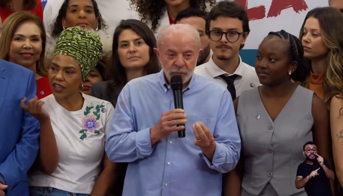 Lula_PT_e_deputada_federal_eleita_Ana_Elisa_PT_MG_presidente_fala_a_imprensa_apos_reuniao_com_parlamentares_em_Brasilia_Reproducao_You_Tube_a3d8c90bc7