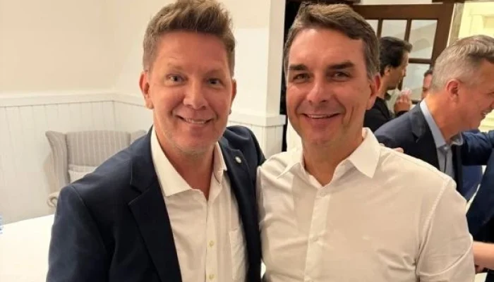 mario_frias_flavio_bolsonaro_4cd640c074