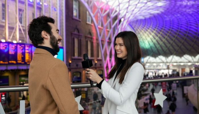 medium-shot-smiley-reporter-outdoors