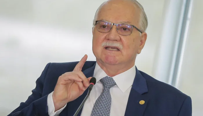 ministro-stf-edson-fachin-e-o-presidente-lula-durante-sancao-de-medidas-relacionadas-a-fundos-do-sistema-de-justica-no-palacio-do-planalto-metropoles-10-scaled