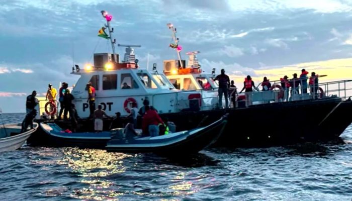 naufragio_de_uma_balsa_de_passageiros_com_133_pessoas_a_bordo_na_costa_da_Guiana_99a8545997