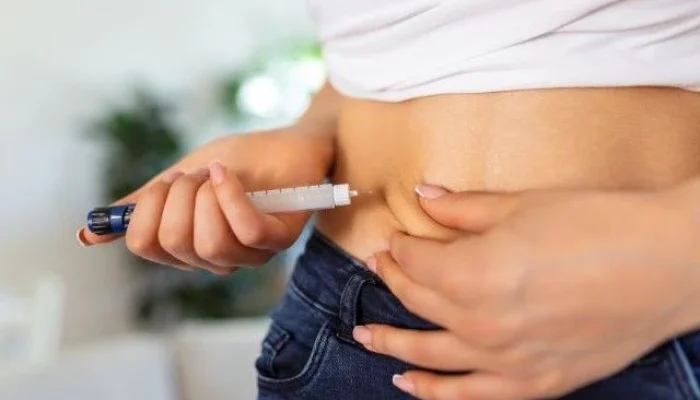 um_paciente_diabetico_usando_caneta_de_insulina_para_fazer_uma_injecao_de_insulina_em_casa_jovem_controle_diabetes_estilo_de_vida_diabetico_0bda5c3686